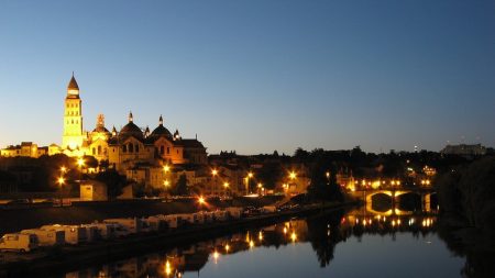 Périgueux : un jeune dessine le traîneau du père Noël en courant dans les rues de la ville