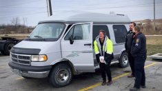 Une mère fait 10 km à pied pour aller travailler tous les jours pour ses enfants – jusqu’à ce que le shérif l’aide à obtenir une nouvelle camionnette pour Noël