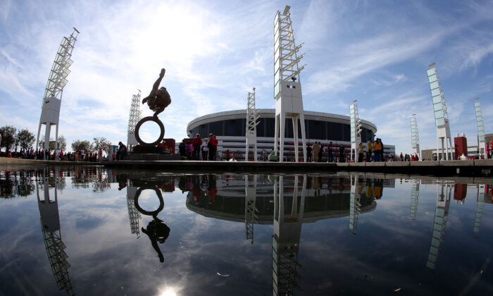 Vue générale de l'extérieur du Georgia Dome avant la demi-finale du NCAA Men's Final Four de 2013 entre les Cardinals de Louisville et les Shockers de Wichita State à Atlanta, Géorgie, États-Unis. le 6 avril 2013. (Streeter Lecka/Getty Images)