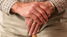 Saint-Malo : après un séjour à l’hôpital, un retraité de 91 ans est laissé seul en pyjama en bas de son immeuble