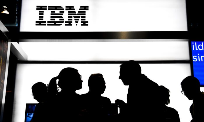 Des discussions sur le stand de la multinationale américaine des technologies de l'information International Business Machines Corporation (IBM), lors du salon Vivatech des start-ups et de l'innovation, à Paris, le 16 mai 2019. (Alain Jocard/AFP via Getty Images)