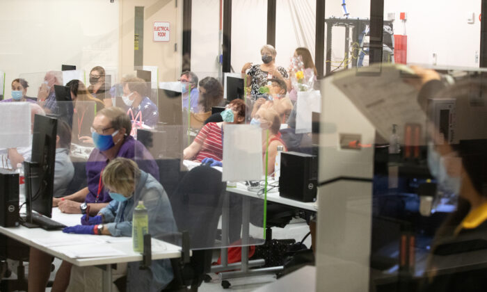 Les votes sont comptés par le personnel du bureau du département des élections du comté de Maricopa à Phoenix, Arizona, le 5 novembre 2020. (Courtney Pedroza/Getty Images)