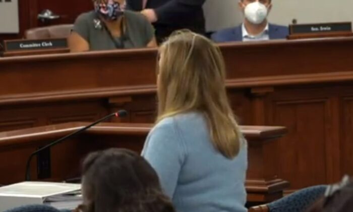 Une femme qui a déclaré être observatrice des élections au TCF Center de Detroit le jour du scrutin a témoigné devant le Sénat de l'État du Michigan lors d'une audience le 1er décembre 2020. (Capture d'écran de NTD News)