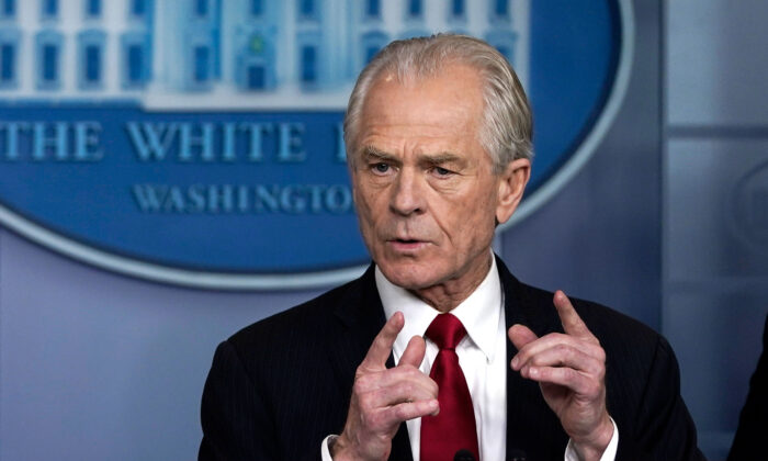 Peter Navarro, assistant du président américain et directeur de la politique commerciale et manufacturière de la Maison-Blanche, s'exprime lors d'un briefing à la Maison-Blanche à Washington le 27 mars 2020. (Drew Angerer/Getty Images)