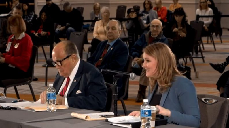 Les avocats du président Donald Trump, Jenna Ellis et Rudy Giuliani, et les membres de l'assemblée législative de l'État d'Arizona tiennent une audience publique sur l'intégrité des élections à Phoenix, Arizona, le 30 novembre 2020. (Capture d'écran via NTD)