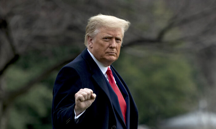 Le président Donald Trump quitte la Maison-Blanche le 12 décembre 2020. (ANDREW CABALLERO-REYNOLDS/AFP via Getty Images)