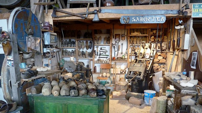 Image d'illustration : un atelier de sabotier au musée vivant des vieux métiers d'Argol. (Crédit : Moreau.henri)