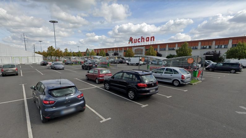 C'est sur le parking d'Auchan Roncq (Nord) qu'Eddy a vécu dans sa voiture pendant un an et demi. (Capture d'écran/Google Maps)