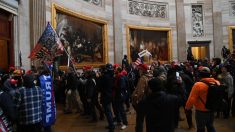 Un militant gauchiste a incité les manifestants à entrer à l’intérieur du Capitole et a exhorté la police à quitter leur poste