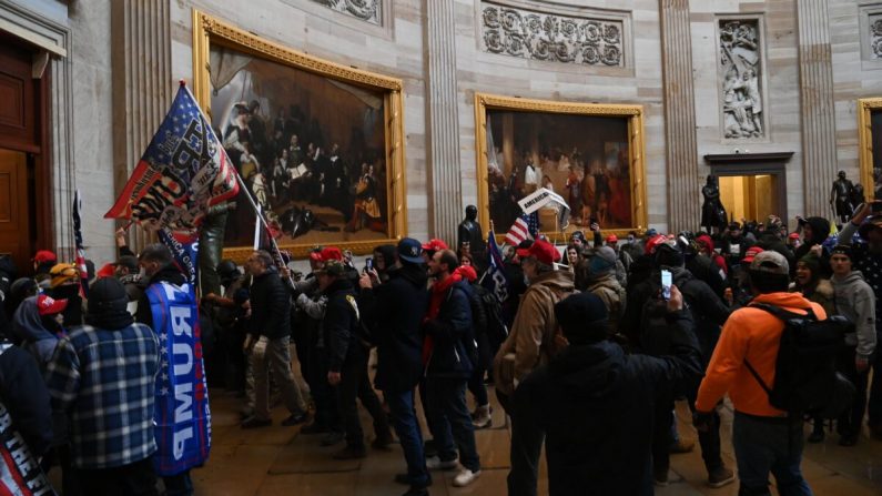 Un groupe de manifestants entre dans la rotonde du Capitole américain à Washington le 6 janvier 2021. (Saul Loeb/AFP via Getty Images)
