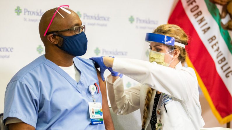 Micheal Lowman, infirmier de l'hôpital St Joseph, à Orange, en Californie, le 16 décembre 2020, premier bénéficiaire du vaccin Covid-19 du comté d'Orange. (John Fredricks/The Epoch Times)