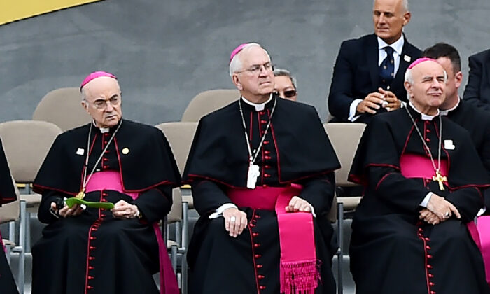 L'ambassadeur du Vatican auprès des États-Unis, Carlo Maria Vigano (à gauche) et Vincenzo Paglia (à droite) écoutent le pape François s'exprimer à l'Independence Hall de Philadelphie, le 26 septembre 2015. (Vincenzo Pinto/AFP via Getty Images)