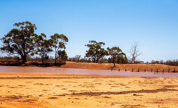 Illustration- Vue générale d'un barrage à Cobar, Australie, un homme a survécu en s’abreuvant à l’eau d’un barrage. Photo par Jenny Evans / Getty Images.