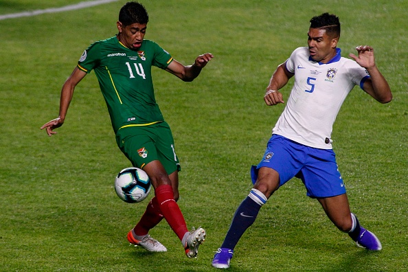 Le Bolivien Raul Castro (à gauche) et le Brésilien Casemiro lors de leur match de groupe du tournoi de football Copa America au stade Cicero Pompeu de Toledo, à Sao Paulo, au Brésil, le 14 juin 2019. (Miguel SCHINCARIOL / AFP)        (Photo credit should read MIGUEL SCHINCARIOL/AFP via Getty Images)