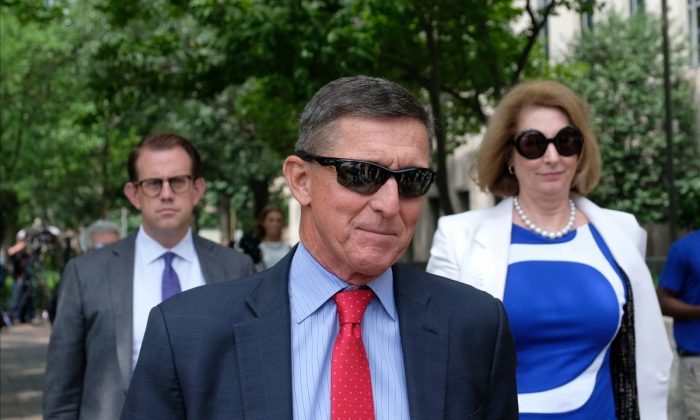 Michael Flynn et son avocate, Sidney Powell, quittent le palais de justice américain E. Barrett Prettyman à Washington le 24 juin 2019. (Alex Wroblewski/Getty Images)