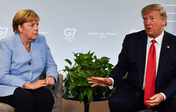 -La chancelière allemande Angela Merkel juge "problématique" la fermeture par plusieurs réseaux sociaux dont Twitter au président américain Donald Trump. Photo par Nicholas Kamm / AFP via Getty Images.