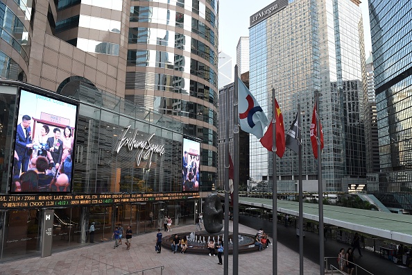 -Le cours des actions de Xiaomi a plongé de 11% à l'ouverture vendredi de la Bourse de Hong Kong. Photo de Nicolas Asfouri / AFP via Getty Images.