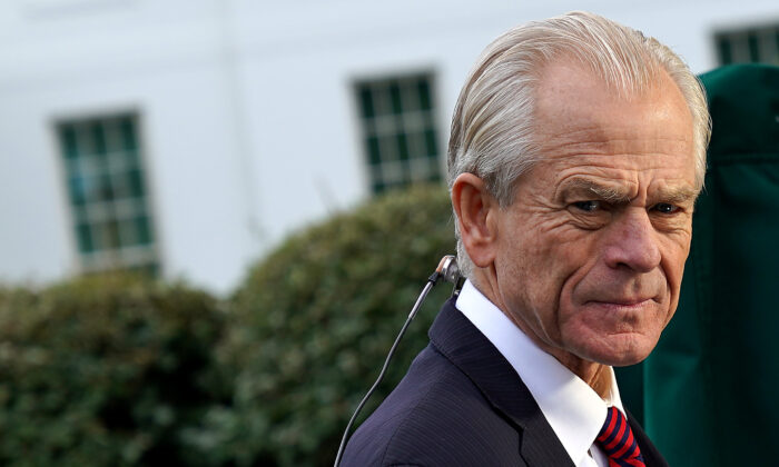 Peter Navarro, directeur du Conseil national du commerce de la Maison-Blanche, est interviewé par Fox Business Network devant la Maison-Blanche le 8 octobre 2019 à Washington, DC. (Photo par Chip Somodevilla/Getty Images)