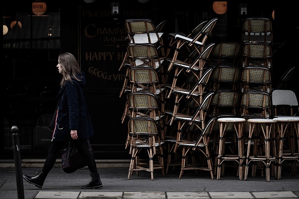 Tous les lieux publics non essentiels, y compris les restaurants et les cafés, sont fermés pour empêcher la propagation du Covid-19. (Photo :  PHILIPPE LOPEZ/AFP via Getty Images)