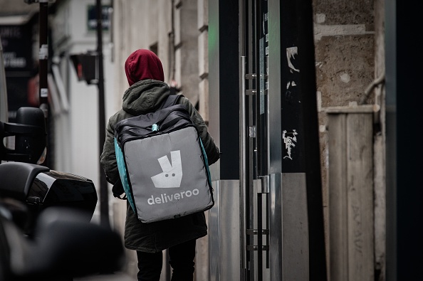 Deliveroo, la plateforme de livraison de repas, déclare n'avoir "aucune tolérance pour les propos ou agissements antisémites. (Photo : PHILIPPE LOPEZ/AFP via Getty Images)