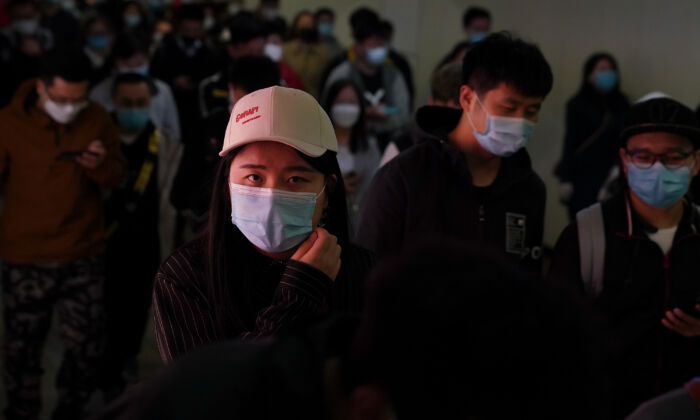 Des gens sortent d'un train dans une station de métro de Pékin, le 20 avril 2020 (Lintao Zhang / Getty Images)