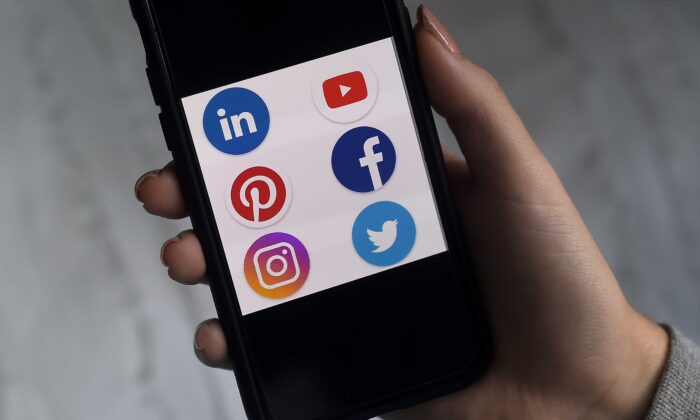 Cette illustration montre les logos des applications des réseaux sociaux Linkedin, YouTube, Pinterest, Facebook, Instagram et Twitter sur un smartphone à Arlington, en Virginie, le 28 mai 2020. (Olivier Douliery/AFP via Getty Images)