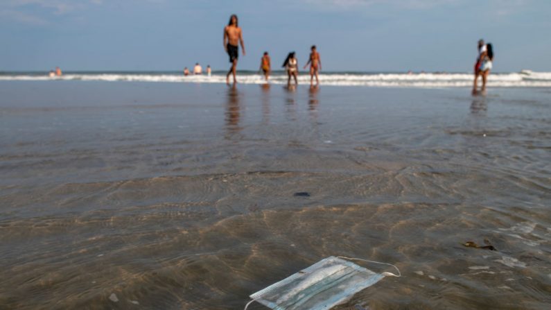 Un masque abandonné sur une plage de Wildwood, New Jersey, le 3 juillet 2020. (Crédit photo Mark Makela/Getty Images)