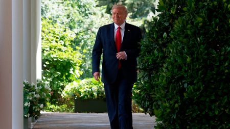 Trump quitte Washington et dit à ses supporters : « Nous reviendrons sous une forme ou une autre »