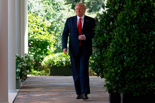 Le président américain Donald Trump arrive pour signer un décret sur la suspension pour une durée de 18 mois des expulsions de Vénézuéliens. Photo de Jim Watson / AFP via Getty Images.