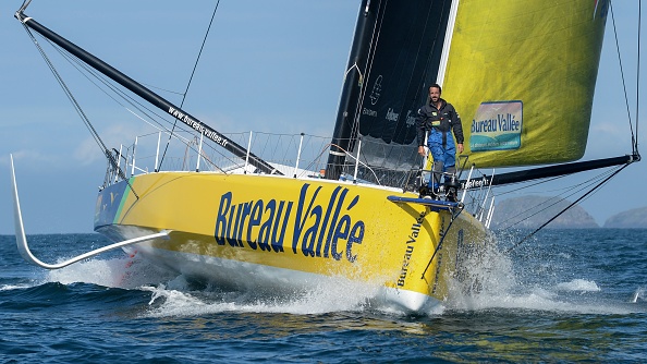 -Le skipper français Louis Burton a repris dimanche midi la place de leader du Vendée Globe. Photo Jean-François Monier / AFP via Getty Images.