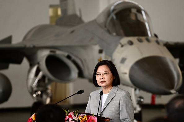 La présidente taïwanaise Tsai Ing-wen devant un avion de combat de défense indigène (F-CK-1) produit dans le pays. Photo par Sam Yeh / AFP via Getty Images.