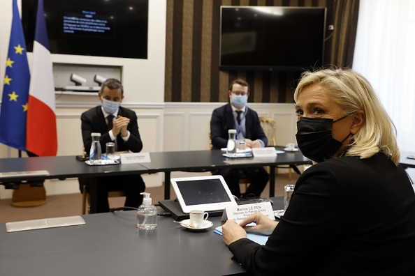 Marine Le Pen (RN) et le ministre de l'Intérieur Gérald Darmanin. (Photo : LUDOVIC MARIN/AFP via Getty Images)