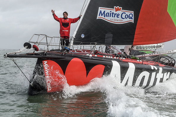 -Le skipper français Yannick Bestaven a été bloqué dans une zone sans vent, il est relégué à la troisième place. Photo par Sébastien Salon-Gomis / AFP via Getty Images.