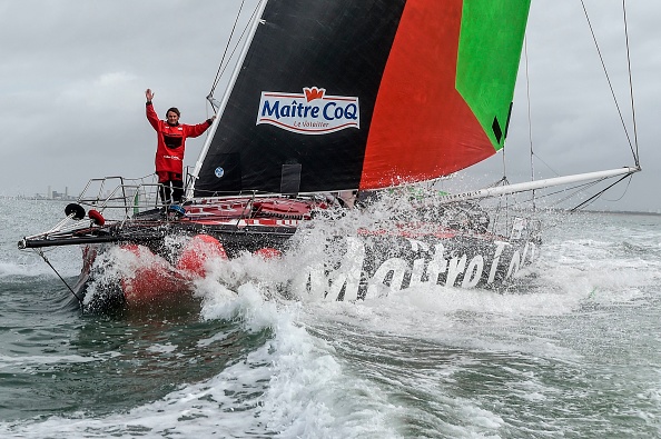 -Le skipper français Yannick Bestaven, sur la ligne d’arrivée, l’incertitude demeure. Photo par Sébastien Salom- Gomis / AFP via Getty Images.