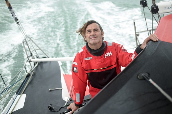 Le skipper français Yannick Bestaven navigue, a pu sortir de l’anticyclone et repris un peu d'avance, dimanche en tête du Vendée Globe. Photo par Sébastien Salom-Gomis / AFP via Getty Images.