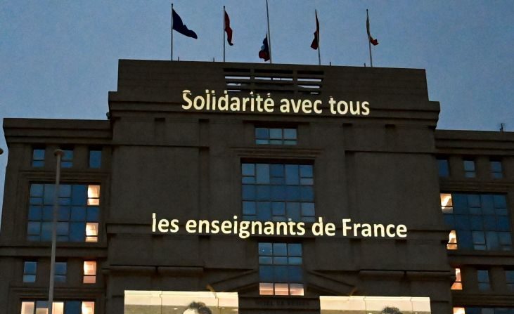 Hommage rendu à Samuel Paty, enseignant assassiné suite à son cours sur la laïcité. (Crédit photo PASCAL GUYOT/AFP via Getty Images)