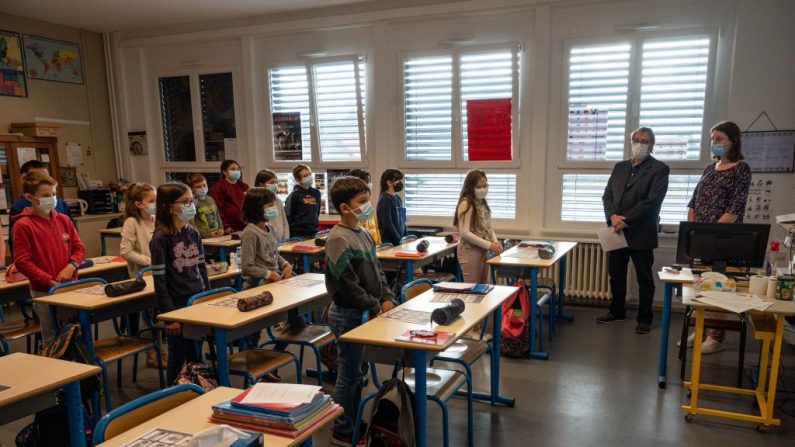 Des élèves d'une école de Bischwiller, dans l'est de la France, respectent une minute de silence en hommage à l'assassinat de Samuel Paty, professeur d'histoire-géographie, le 2 Novembre 2020. (Crédit photo PATRICK HERTZOG/AFP via Getty Images)