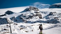 Il utilise un paramoteur pour grimper en haut des pistes, à l’heure où les remontées mécaniques sont fermées par le confinement