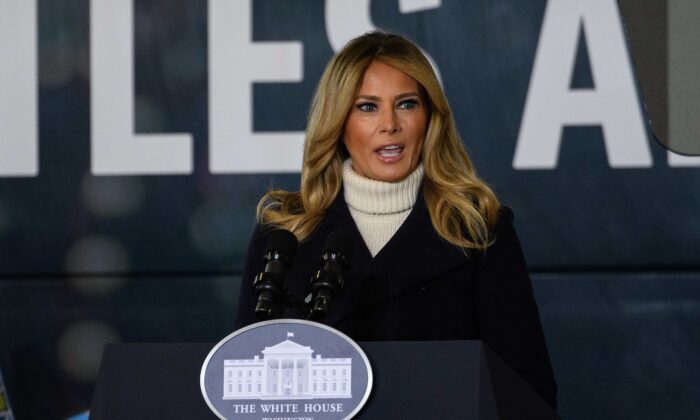 La première dame Melania Trump s'adresse aux Marines Toys for Tots lors d'un discours à la base commune Anacostia Bolling à Washington le 8 décembre 2020. (Nicholas Kamm/AFP via Getty Images)