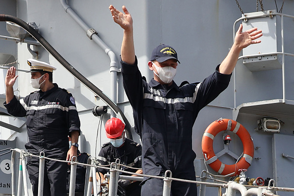 -A chacun son arrivée ! le skipper français Kevin Escoffier débarque sur l'île de la Réunion le 10 décembre 2020. Photo de Richard Bouhet / AFP via Getty Images.