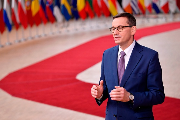 Le Premier ministre polonais Mateusz Morawiecki s'adresse à la presse alors qu'il arrive au bâtiment Europa du siège de l'UE à Bruxelles le 10 décembre 2020, avant un sommet de l'Union européenne. (Photo : JOHN THYS/POOL/AFP via Getty Images)