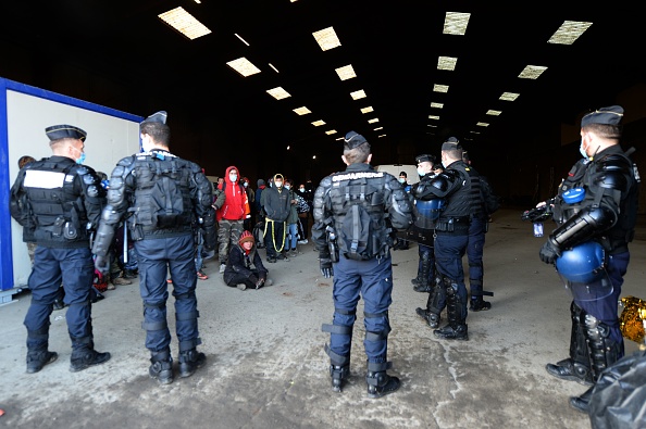 La rave party sauvage qui se tenait à Lieuron, au sud de Rennes, depuis jeudi soir avec environ 2500 personnes venues de France et de l'étranger pour fêter le Nouvel An, s'est terminée le samedi 2 janvier au matin. (Photo JEAN-FRANCOIS MONIER/AFP via Getty Images)