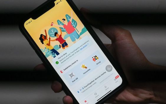 L'application anti-Covid "TraceTogether" sur smartphone.  (Photo : ROSLAN RAHMAN/Afp/AFP via Getty Images)