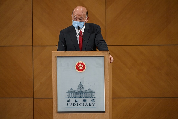 -Le juge en chef de Hong Kong, Geoffrey Ma, s'exprime lors d'une conférence de presse avant de prendre sa retraite, à Hong Kong le 5 janvier 2021. Photo de Peter Parks / AFP via Getty Images.