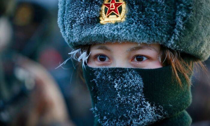 Une femme soldat de l'Armée populaire de libération de la Chine suit un entraînement militaire dans les montagnes du Pamir à Kashgar, dans la région du Xinjiang, dans le nord-ouest de la Chine, le 4 janvier 2021. (STR/AFP via Getty Images)