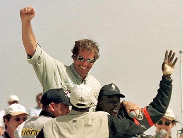 Hubert Auriol, à Dakar, le 21 janvier 2001 à la fin du rallye Paris-Dakar. (Photo by SEYLLOU DIALLO/AFP via Getty Images)