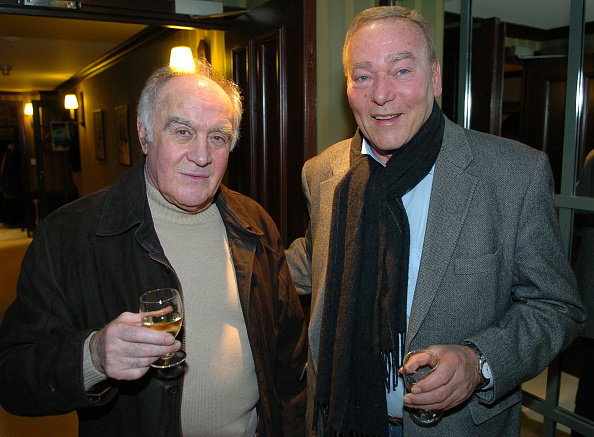 Le cascadeur Rémy Julienne (Gauche) et le réalisateur Yves Boisset (à droite) posent le 17 février 2005 à Paris (STEPHANE DE SAKUTIN/AFP via Getty Images)