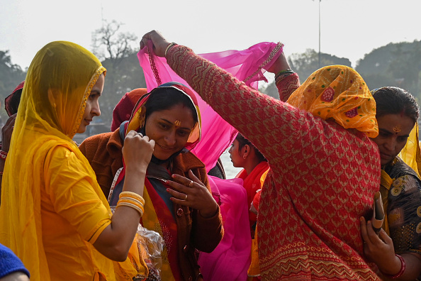 -Les fidèles hindous se préparent à plonger dans le Gange avant leur festival religieux Kumbh Mela à Haridwar le 13 janvier 2021. Photo de Money SHARMA / AFP via Getty Images.