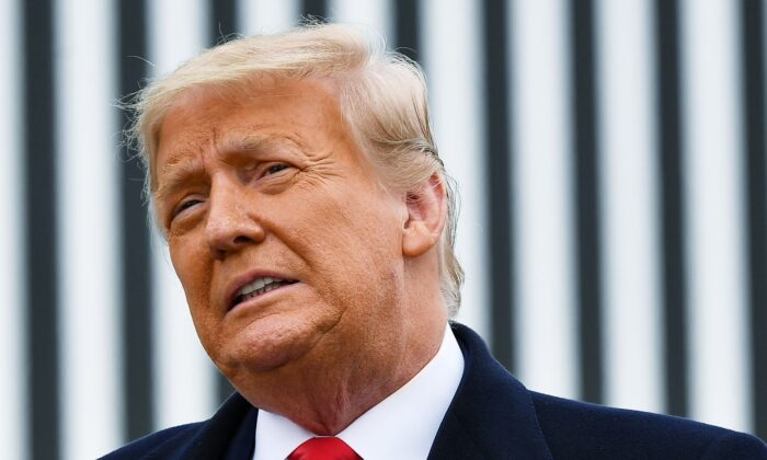 Le président Donald Trump s'exprime après l'achèvement d'une section du mur frontalier à Alamo, Texas, le 12 janvier 2021. (Mandel Ngan/AFP via Getty Images)