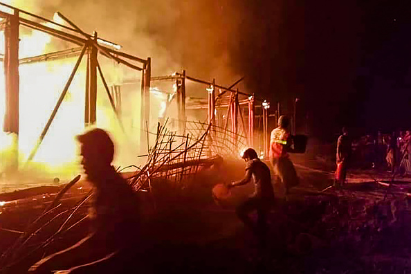 -Un centre d'apprentissage de l'UNICEF est en feu, dans un camp de Rohingya dans le district sud-est du Bangladesh de Cox's Bazar, le 18 janvier 2021.  Photo par - / AFP via Getty Images.